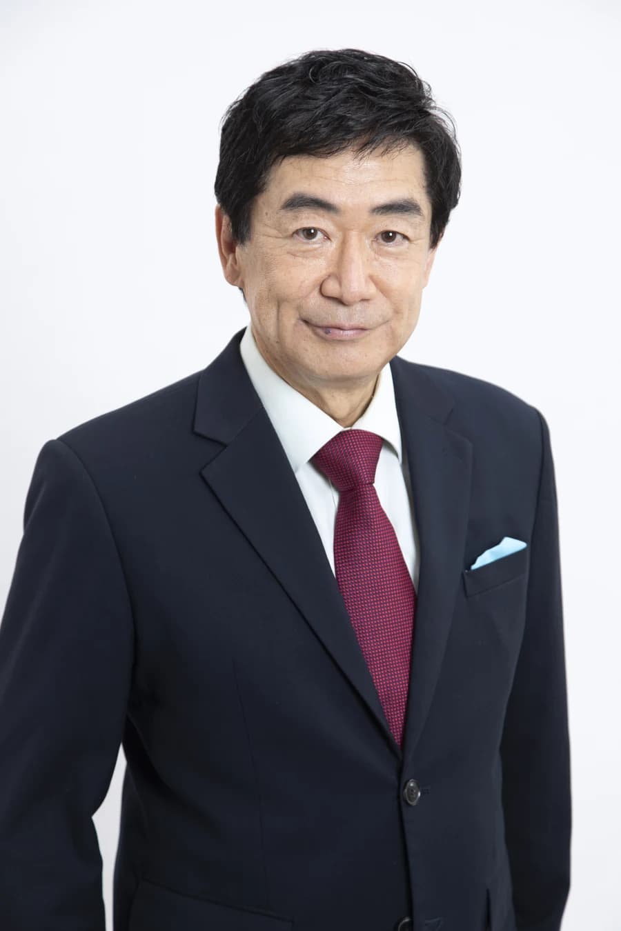 スーツ姿で微笑む大野一美